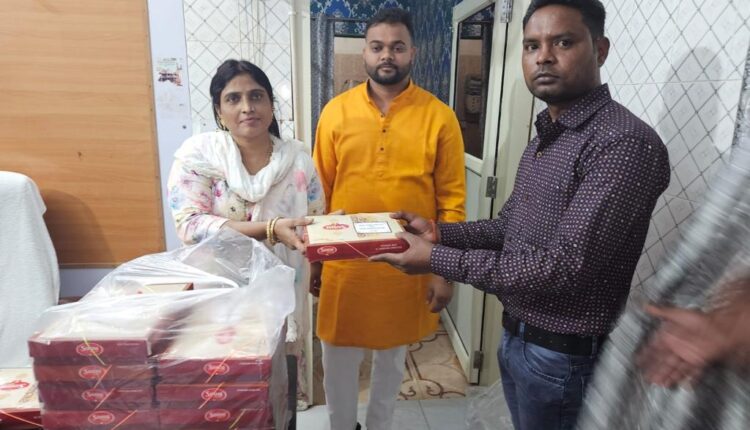 तीन राज्यों में पूर्ण बहुमत की सरकार बनने पर नगर पंचायत चेयरमैन ने बांटी मिठाई