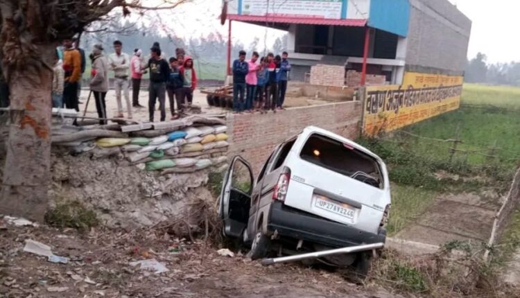 यूपी बोर्ड परीक्षा देने जा रहे चार स्टूडेंट्स की हादसे में मौत, टायर फटने से पलटी कार