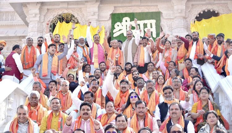 अयोध्या: रामलला का दर्शन कर भावुक हुए विधायक, कहा- इतिहास में याद रखे जाएंगे मोदी-योगी