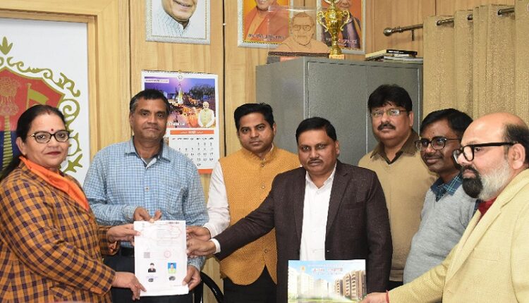 अहाना ग्रीन्स परियोजना के तहत लखनऊ महापौर ने पहले खरीददार को सौंपी रजिस्‍ट्री 