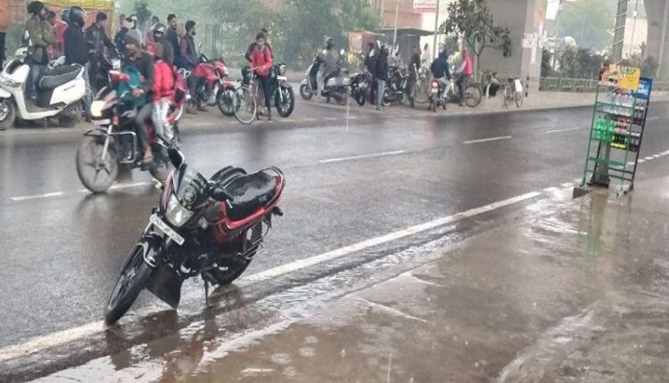 प्रयागराज-वाराणसी में तेज बारिश, बांदा-चित्रकूट में गिरे ओले गिरे; दो दिन बारिश का अलर्ट