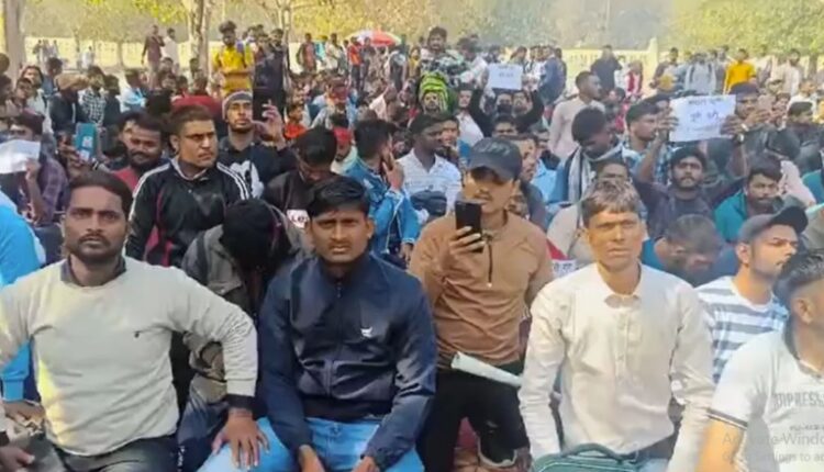 सिपाही भर्ती पेपर लीक मामले में हजारों अभ्यर्थियों का प्रदर्शन, एग्‍जाम दोबारा कराने की मांग