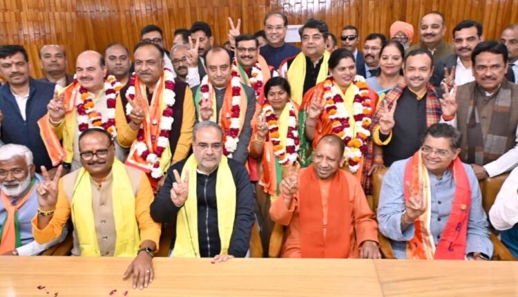 राज्‍यसभा के लिए बसंत पंचमी पर बीजेपी के सातों प्रत्याशियों ने किया नामांकन