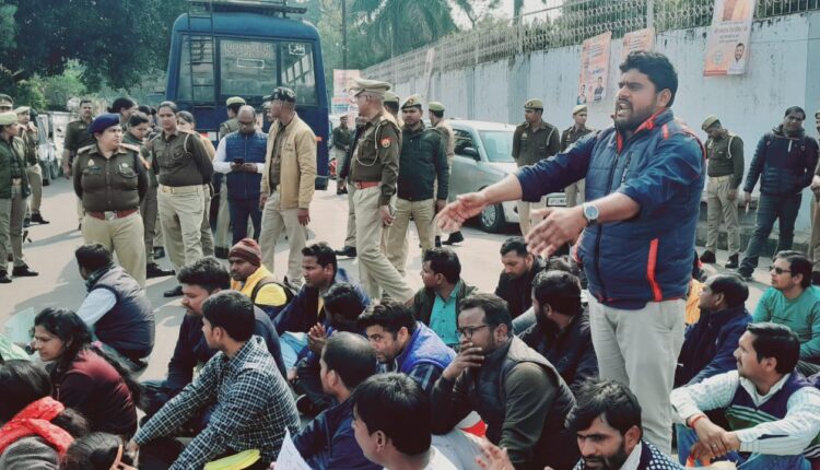 69000 शिक्षक भर्ती: अभ्यर्थियों ने घेरा बेसिक शिक्षा मंत्री का आवास, कही ये बड़ी बात