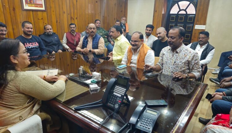 समस्याओं के निस्तारण की मांग को लेकर महापौर से मिले नगर निगम के सिविल ठेकेदार