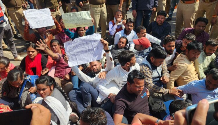 69000 शिक्षक भर्ती: अभ्यर्थियों ने घेरा बीजेपी कार्यालय, सरकार पर लगाया बड़ा आरोप