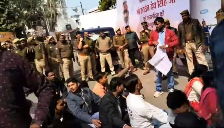 69000 शिक्षक भर्ती: अभ्यर्थियों ने घेरा स्वतंत्र देव सिंह का आवास