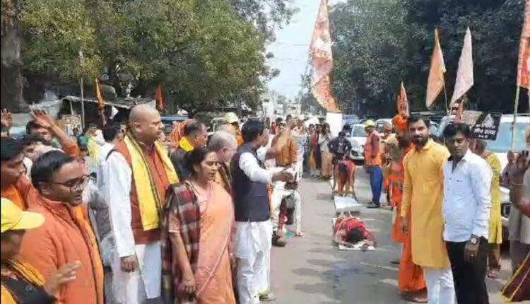 दंडवत यात्रा में हजारों की संख्या में भक्तों की रही मौजूदगी