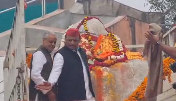 अखिलेश यादव ने किया शालिग्राम शिला का पूजन, डिंपल यादव भी रहीं मौजूद