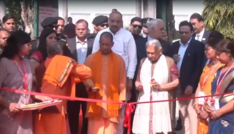 लखनऊ: राजभवन में फल-शाकभाजी प्रदर्शनी, राज्यपाल-सीएम योगी ने किया उदघाटन