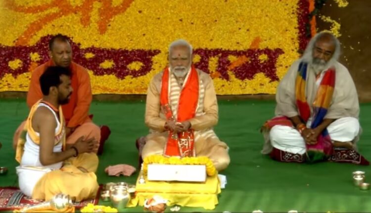 PM Modi in Kalki Dham: पीएम ने संभल में रखी कल्कि धाम की आधारशिला, सीएम योगी- आचार्य प्रमोद कृष्णम भी रहे मौजूद