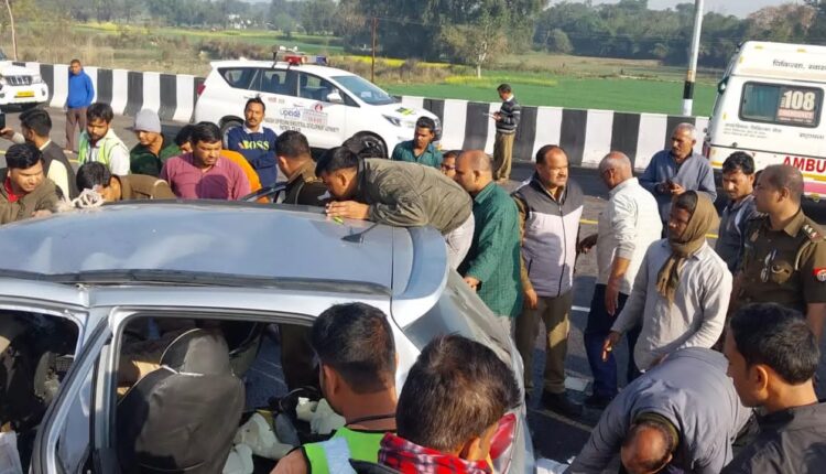 पूर्वांचल एक्सप्रेस पर डिवाइडर से टकराई कार, तीन की मौत