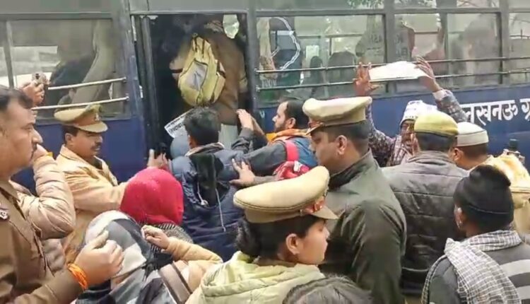 मदरसा शिक्षकों ने किया विधानसभा का घेराव, पुलिस ने हिरासत में लेकर भेजा धरना स्थल