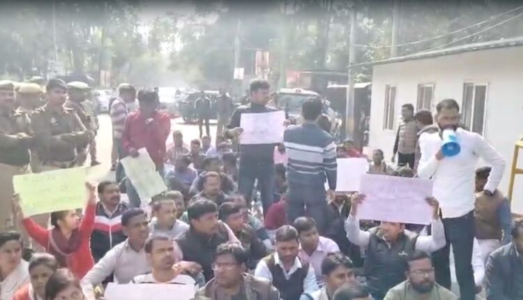 69000 Shikshak Bharti: शिक्षक अभ्यर्थियों ने किया सीएम आवास का घेराव, लगाए ये नारे