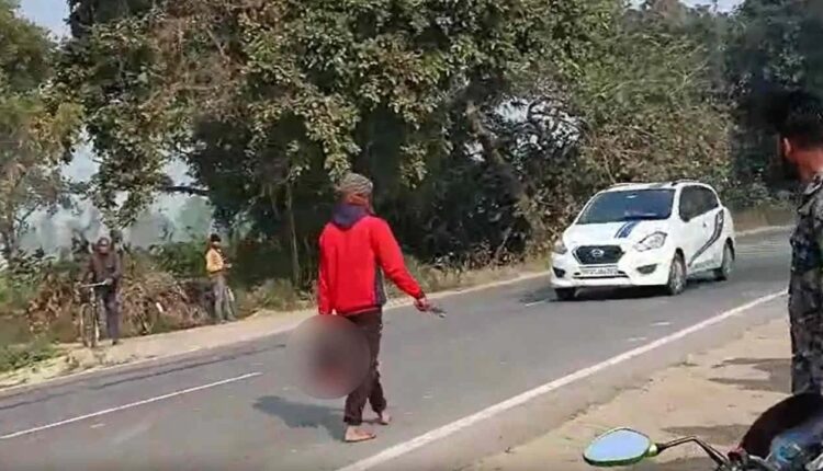 Viral Video: बाराबंकी में खौफनाक वारदात, पति ने तन से जुदा किया पत्नी का सिर, हाथ में लेकर पहुंचा थाने