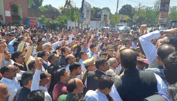 मुजफ्फरनगर में शिक्षक की हत्‍या का यूपी के कई शहरों में विरोध