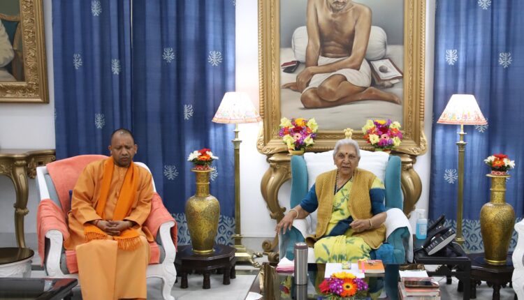 UP Cabinet Expansion: मंत्रिमंडल विस्तार की सुगबुगाहट तेज, सीएम योगी ने की राज्यपाल से मुलाकात