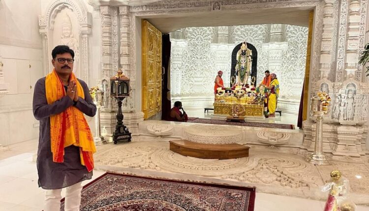 UP Politics: अब सपा विधायक अभय सिंह ने किए रामलला के दर्शन, सामने आई तस्वीर