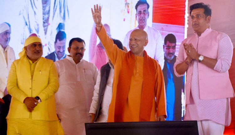 "छात्रों के सच्चे अभिभावक हैं योगी जी.." बोले प्रयागराज में आंदोलन कर रहे छात्र 