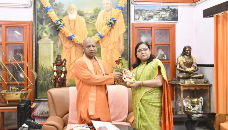 सीएम योगी से मिलीं डीडीयू कुलपति प्रो पूनम टंडन, शैक्षणिक प्रगति से कराया अवगत