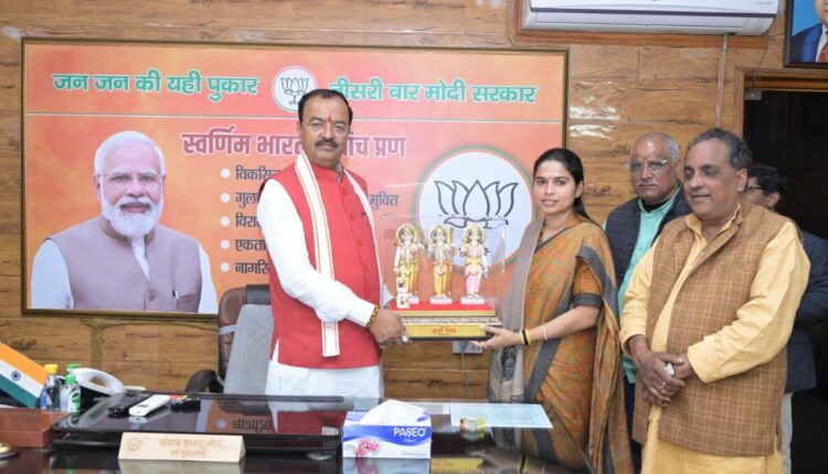 UP Politics: सपा विधायक पूजा पाल ने डिप्टी सीएम से की मुलाक़ात, बढ़ा दीं राजनीतिक हलचलें