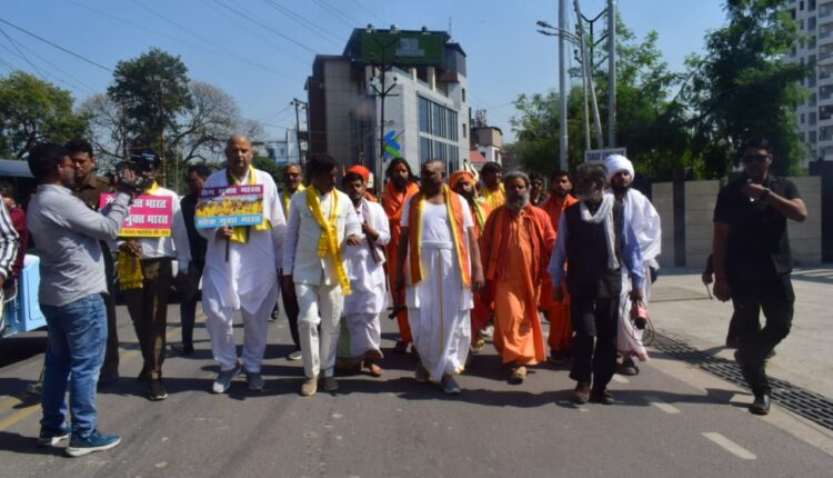 तपस पद यात्रा:  ऐतिहासिक यात्रा में शामिल हुए करौली शंकर महादेव, हजारों भक्तों ने किया प्रतिभाग
