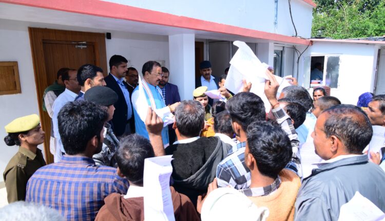 डिप्टी सीएम ने लगाया जनता दर्शन, जन समस्याओं का त्वरित गति से निदान कराने का दिउया आश्वासन