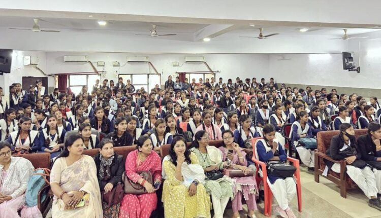 स्कूल के बच्चों ने किया लखनऊ विश्विद्यालय का भ्रमण, जानिए उद्देश्य