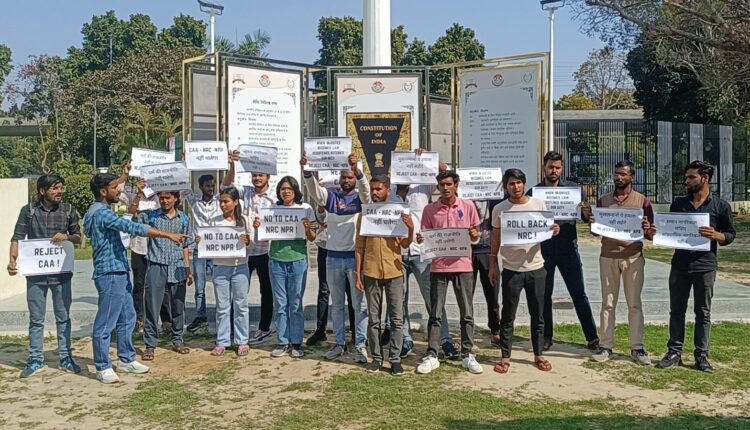 CAA को लेकर लखनऊ विश्वविद्यालय में छात्रों का प्रदर्शन