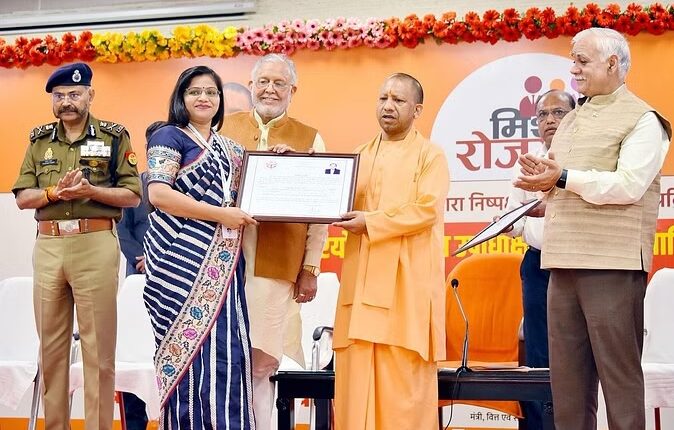 सीएम योगी की वार्निंग, बोले- युवाओं के भविष्य से खिलवाड़ करने वालों को बर्बाद कर देंगे