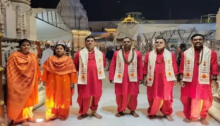 काशी विश्वनाथ मंदिर में पुजारी की ड्रेस में तैनात किये गए पुलिसकर्मी, अखिलेश ने कसा तंज