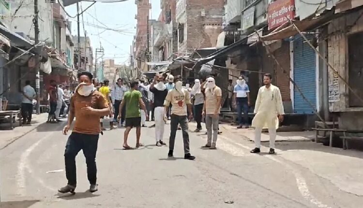Aligarh: पिटाई से युवक की मौत के बाद शहर में बढ़ा तनाव, सड़क पर उतरे लोग