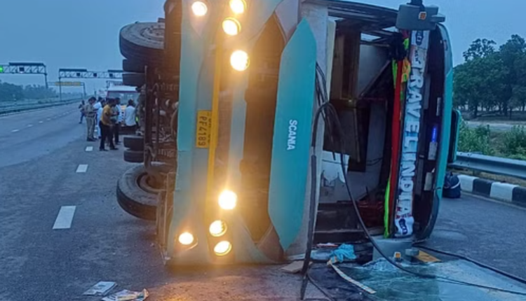 पूर्वांचल एक्सप्रेस वे पर डबल डेकर बस पलटी, 30 से अधिक लोग घायल