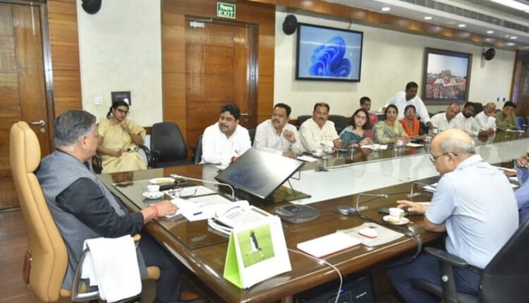 यूपी में शिक्षकों की डिजिटल अटेंडेंस व्यवस्था दो महीने के लिए स्थगित, योगी सरकार बनाएगी कमेटी